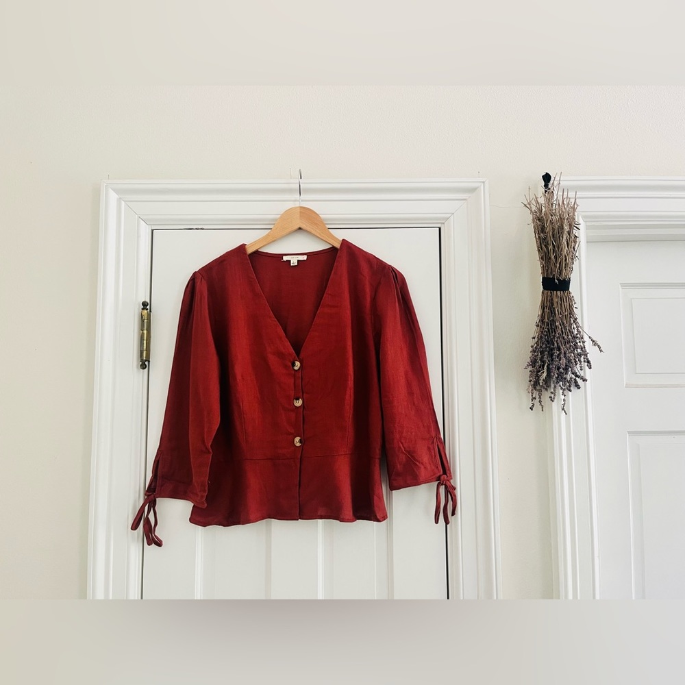 Le Lis Quarter Sleeve Button Down Blouse